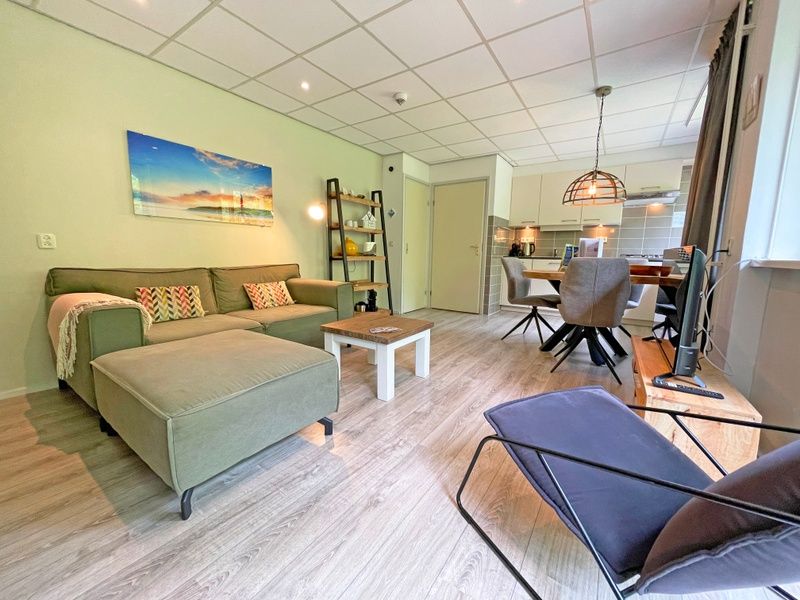 Offene Kueche und Essbereich im Apartment Bos en Duin 23, De Dennen, Texel mit natuerlichem Licht.