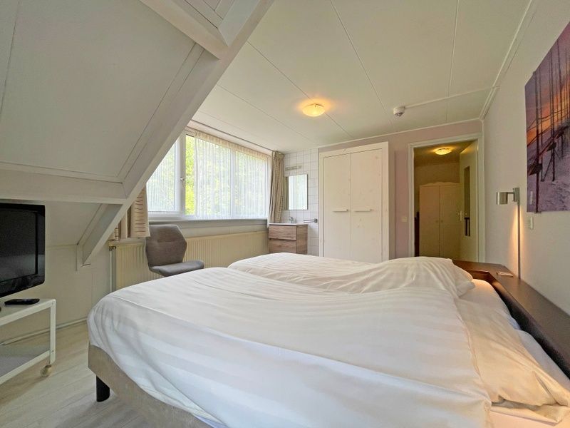 Helles Schlafzimmer mit bequemen Betten im Appartement Bos en Duin 23, Texel, Waddeninseln.