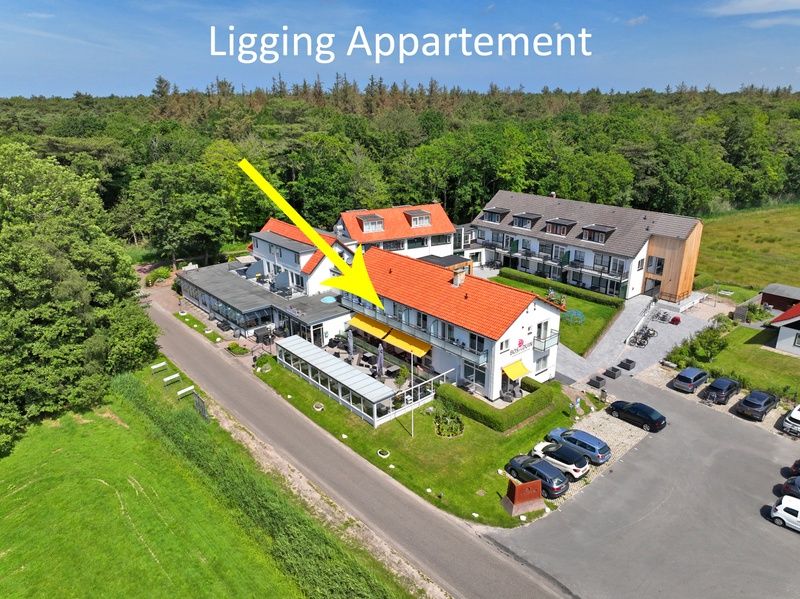 Luftaufnahme von Apartment Bos en Duin 18, De Dennen, Texel mit Lage inmitten der Natur auf den Watteninseln.