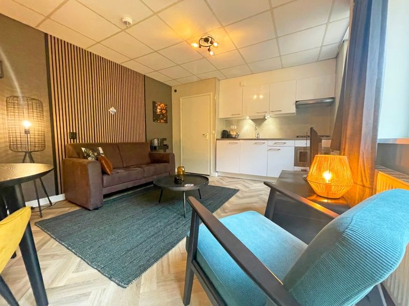 Moderne offene Kueche im Appartement Bos en Duin 24, Texel, komplett mit allen notwendigen Annehmlichkeiten fuer einen angenehmen Aufenthalt.