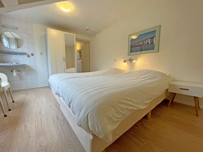 Gemuetliches Schlafzimmer im Appartement Bos en Duin 24, De Dennen, Texel mit Doppelbett und frischem Mobiliar.