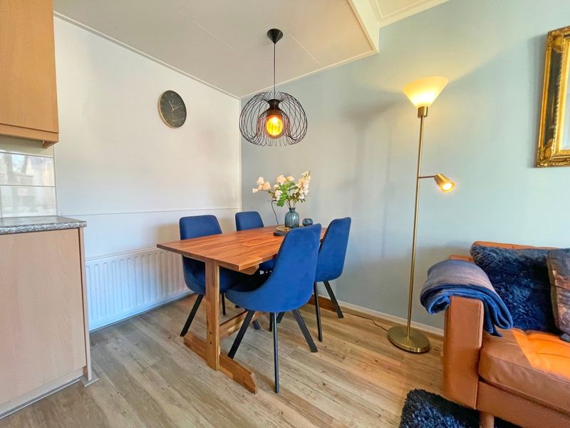 Modern kitchen in Apartment Bos en Duin 27, De Dennen, Texel equipped with all conveniences for a relaxing stay.