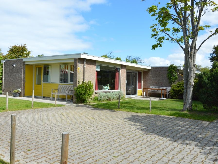 Bungalow Verste Coogh 62 in De Dennen, Texel mit sonniger Terrasse und gruener Umgebung.