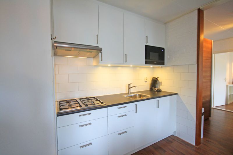Modern kitchen in Apartment Bos en Duin 33, De Dennen, Texel with all the necessary equipment for a comfortable stay.