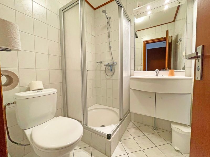 Modern bathroom in Apartment Bos en Duin 33, De Dennen, Texel with shower and all conveniences for a refreshing stay.