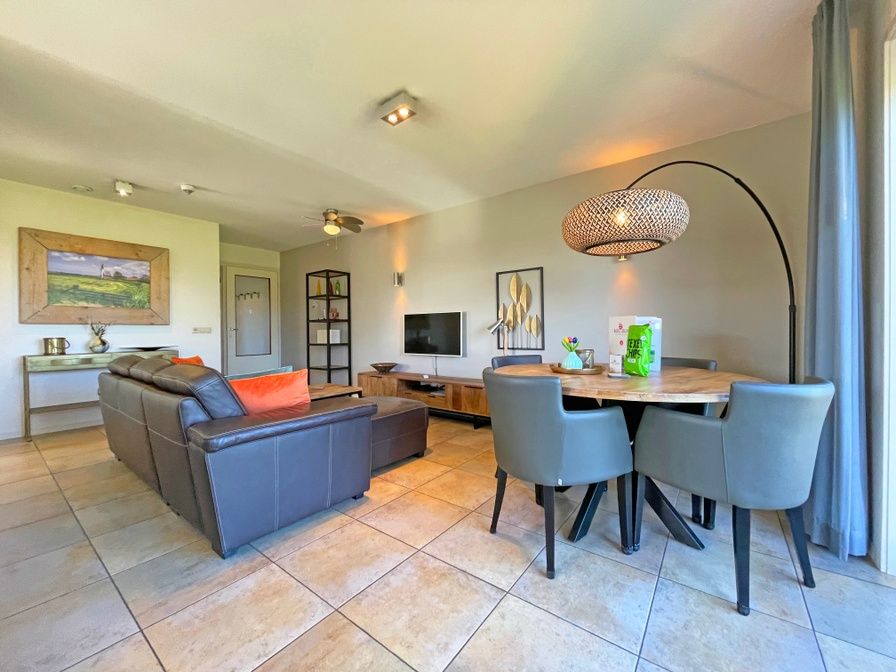 Gezellige woonkamer in Appartement Bos en Duin 37, De Dennen, Texel met moderne inrichting en comfortabele zithoek.