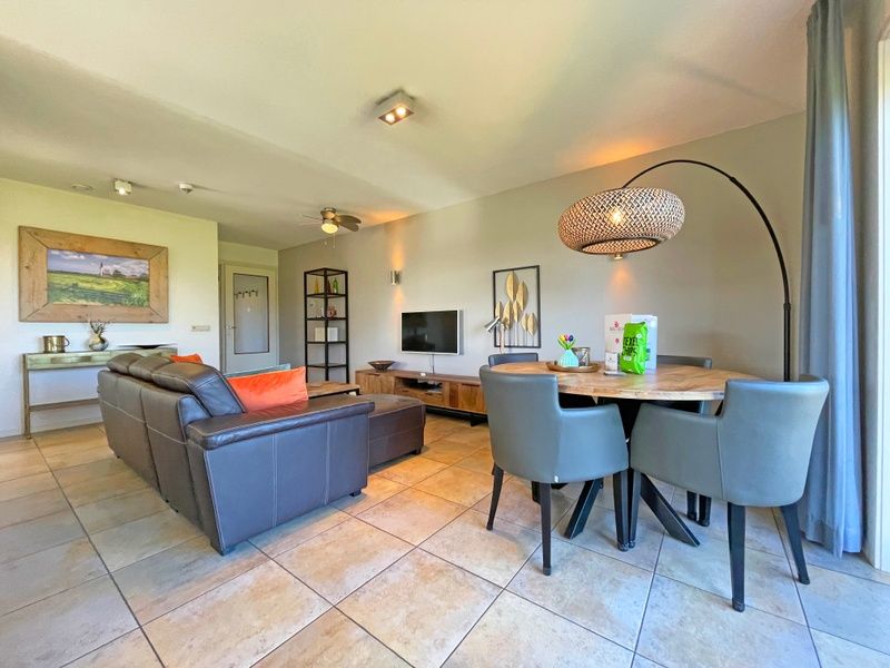 Ruime eetkamer in Appartement Bos en Duin 37, De Dennen, Texel met stijlvol design en veel natuurlijk licht.