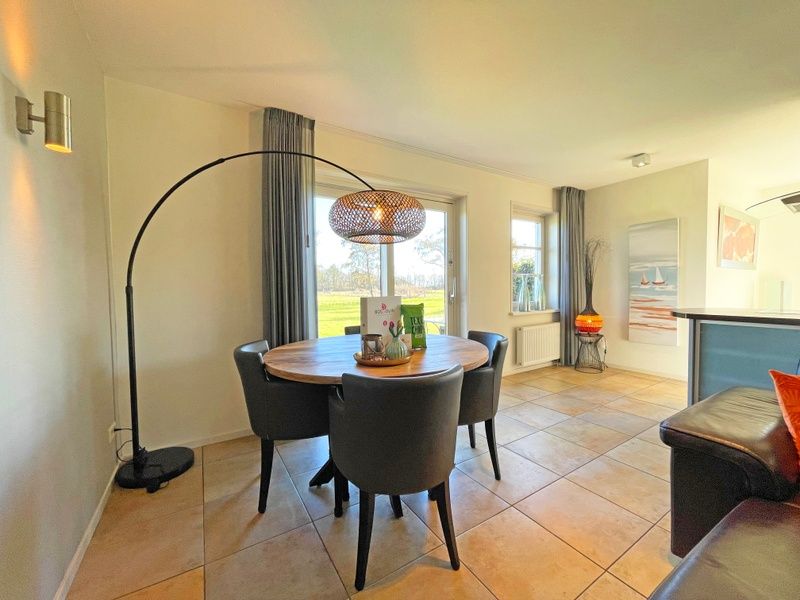 Moderne keuken in Appartement Bos en Duin 37, De Dennen, Texel met strakke lijnen en veel werkruimte.