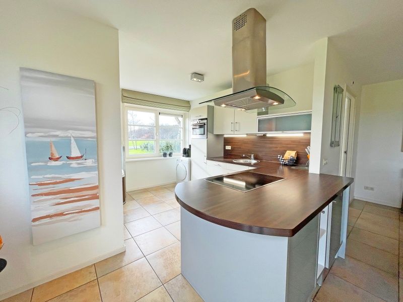 Stijlvolle badkamer in Appartement Bos en Duin 37, De Dennen, Texel met ruime douche en moderne voorzieningen.