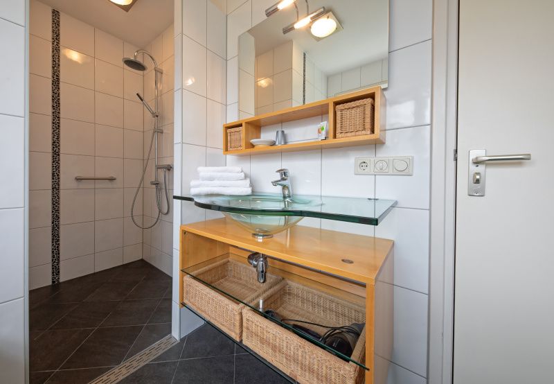 Zonnig terras van Appartement Bos en Duin 37, De Dennen, Texel met comfortabele zitplaatsen en groene omgeving.