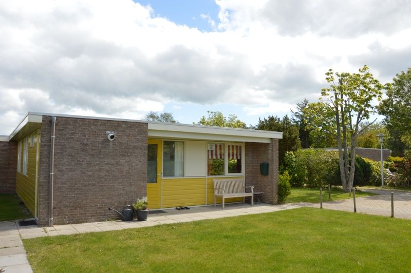 Charmantes Ferienhaus Bungalow Verste Coogh 62 in De Dennen, Texel mit Frontansicht.