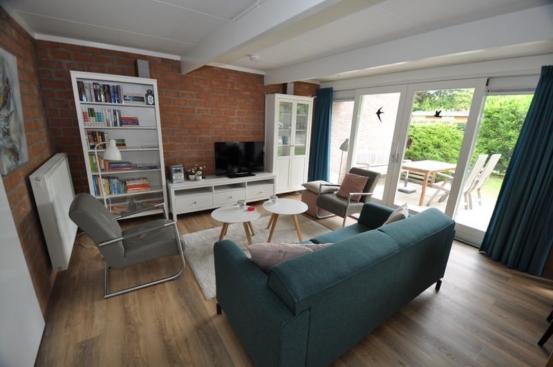 Gemuetliches Wohnzimmer von Bungalow Verste Coogh 62 in De Dennen, Texel mit bequemer Sitzecke.