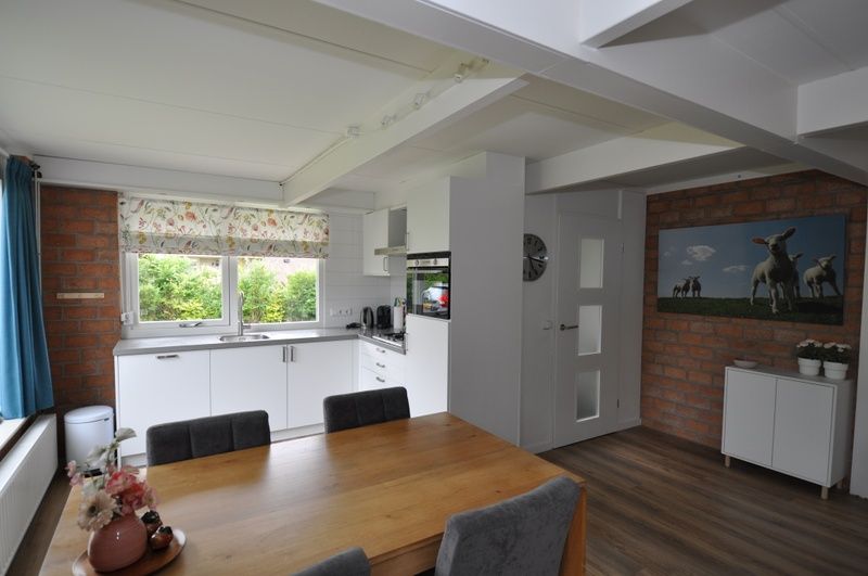 Moderne Kueche im Bungalow Verste Coogh 62, De Dennen, Texel mit Essbereich und viel Licht.