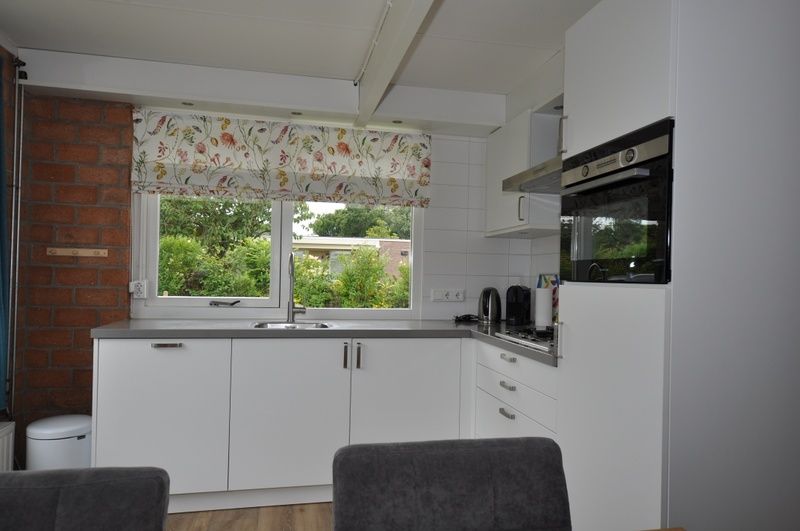 Voll ausgestattete Kueche im Bungalow Verste Coogh 62, De Dennen, Texel mit Gartenblick.