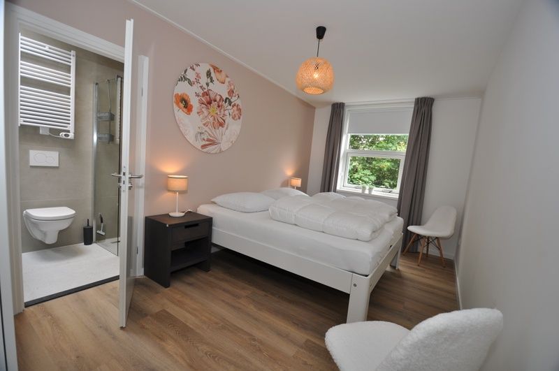 Schoenes Schlafzimmer im Bungalow Verste Coogh 62, De Dennen, Texel mit eigenem Badezimmer.