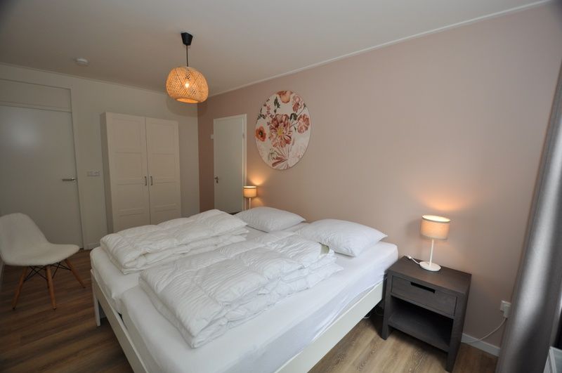 Komfortables Schlafzimmer im Bungalow Verste Coogh 62, De Dennen, Texel mit Doppelbett.