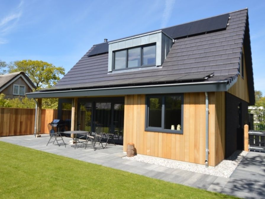 Vakantiehuis 't Hoogelandt 98 - Zeelust in De Dennen, Texel met moderne architectuur en ruime veranda.