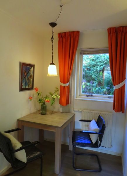 Gemuetliches Esszimmer im Ferienhaus Dune Rabbit, De Dennen, Texel, mit stimmungsvoller Dekoration.