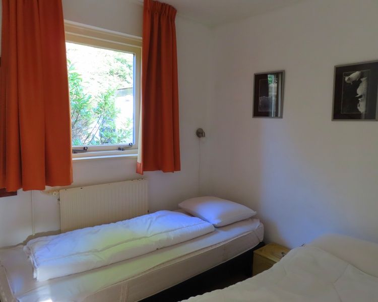 Komfortables Schlafzimmer im Ferienhaus Dunkonijn, De Dennen, Texel mit Blick auf den Garten.