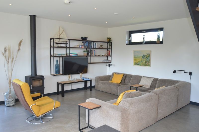 Gezellige woonkamer van vakantiehuis 't Hoogelandt 98 - Zeelust, De Dennen, Texel met comfortabele zithoek.