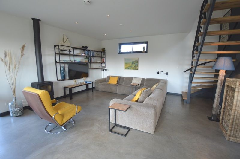 Open leefruimte in vakantiehuis 't Hoogelandt 98 - Zeelust, De Dennen, Texel met moderne inrichting.