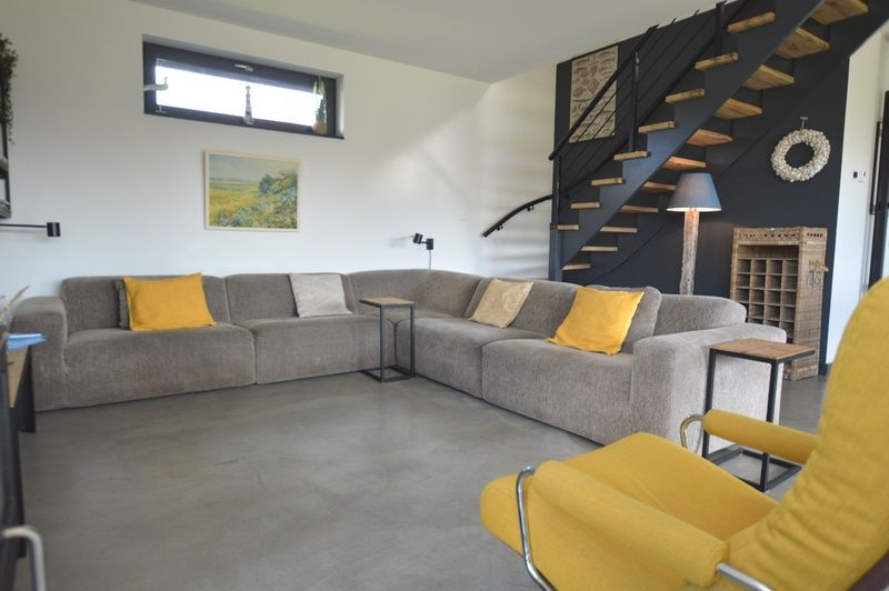 Stijlvolle trap en zithoek in vakantiehuis 't Hoogelandt 98 - Zeelust, De Dennen, Texel.