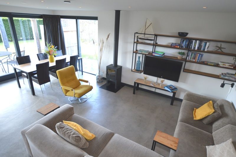 Overzicht van de leefruimte in vakantiehuis 't Hoogelandt 98 - Zeelust, De Dennen, Texel met uitzicht op tuin.