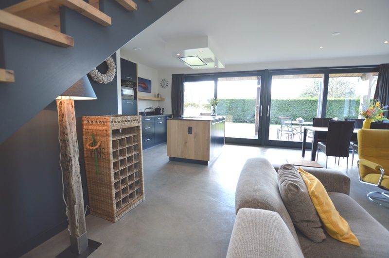 Moderne keuken en eetruimte in vakantiehuis 't Hoogelandt 98 - Zeelust, De Dennen, Texel.