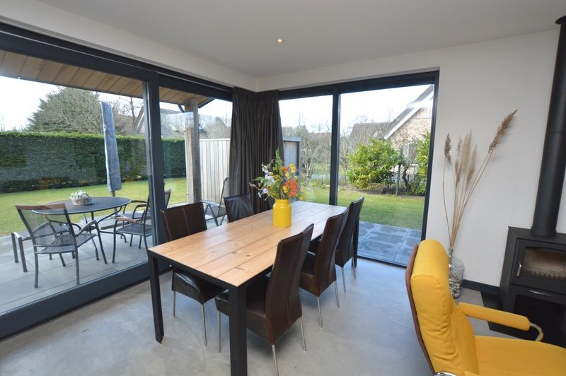 Eethoek met uitzicht op tuin in vakantiehuis 't Hoogelandt 98 - Zeelust, De Dennen, Texel.