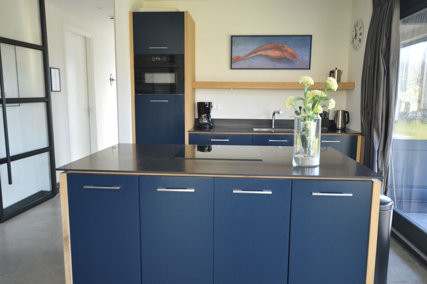 Stijlvolle keukeninrichting in vakantiehuis 't Hoogelandt 98 - Zeelust, De Dennen, Texel met uitzicht op terras.