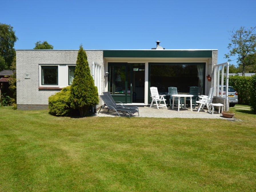 Vakantiehuis de Parel 234 in De Dennen, Texel met zonnig terras en groene tuin.