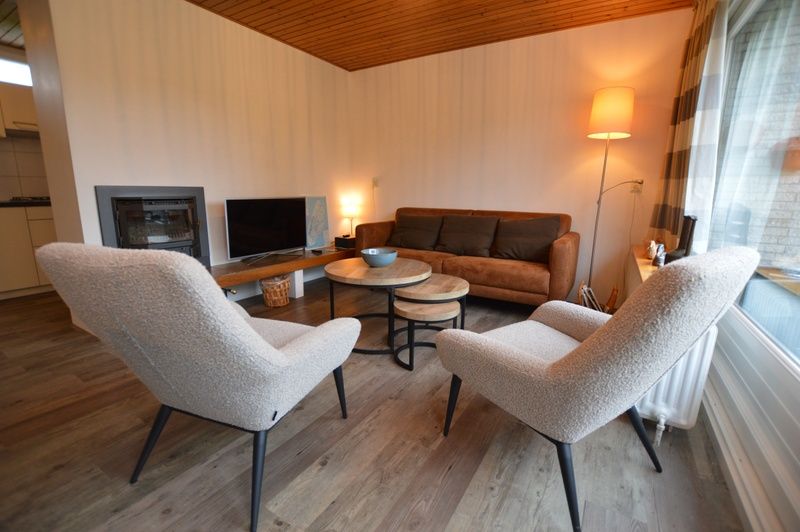 Stijlvolle binnenruimte van Vakantiehuis de Parel 234 in De Dennen, Texel met moderne meubels.
