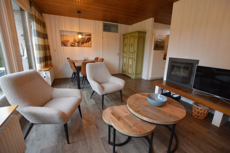 Eetruimte in Vakantiehuis de Parel 234, De Dennen, Texel met sfeervolle inrichting.