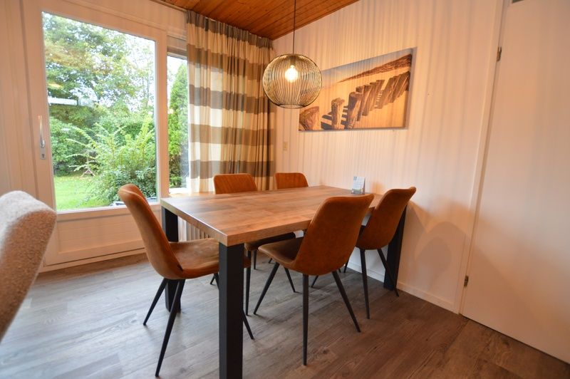 Eettafel in Vakantiehuis de Parel 234, De Dennen, Texel met uitzicht op de tuin.