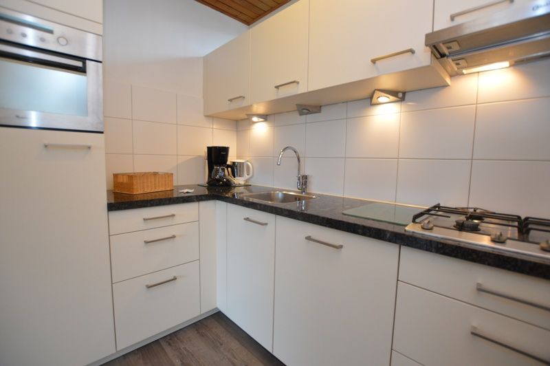 Functionele keuken in Vakantiehuis de Parel 234, Texel met moderne apparatuur.