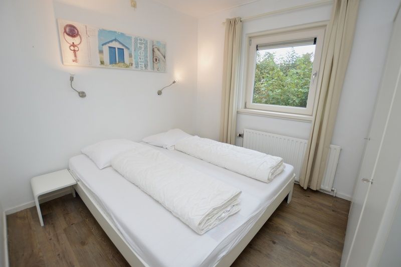 Slaapkamer in Vakantiehuis de Parel 234, De Dennen, Texel met comfortabel tweepersoonsbed.