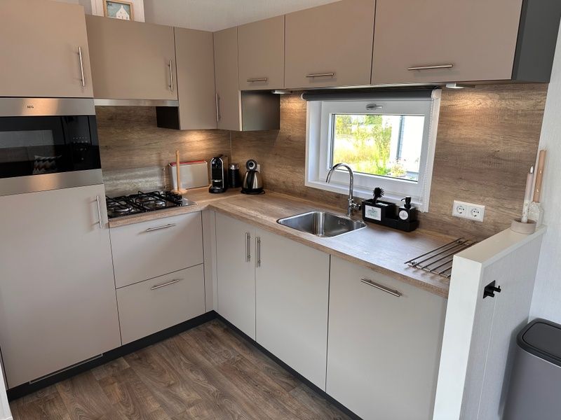 Fully equipped kitchen in Chalet Wulk, Vakantiepark de Bremakker, Texel, for a comfortable stay in De Dennen.