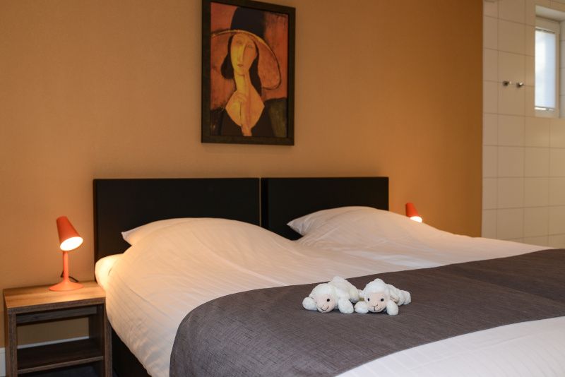 Gezellige slaapkamer met kunst in Bungalowpark 't Hoogelandt - De Zandkes, De Dennen, Texel.