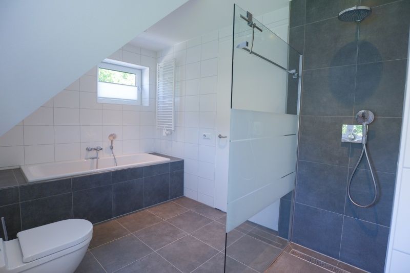 Moderne badkamer met bad en douche in Bungalowpark 't Hoogelandt - De Zandkes, De Dennen, Texel.