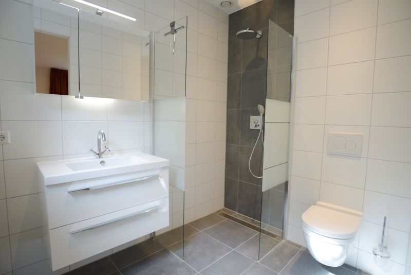 Elegante badkamer met inloopdouche in vakantiehuis Bungalowpark 't Hoogelandt - De Zandkes, Texel.