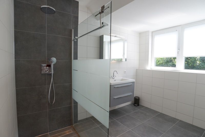 Ruime badkamer met regendouche in Bungalowpark 't Hoogelandt - De Zandkes, De Dennen, Texel.