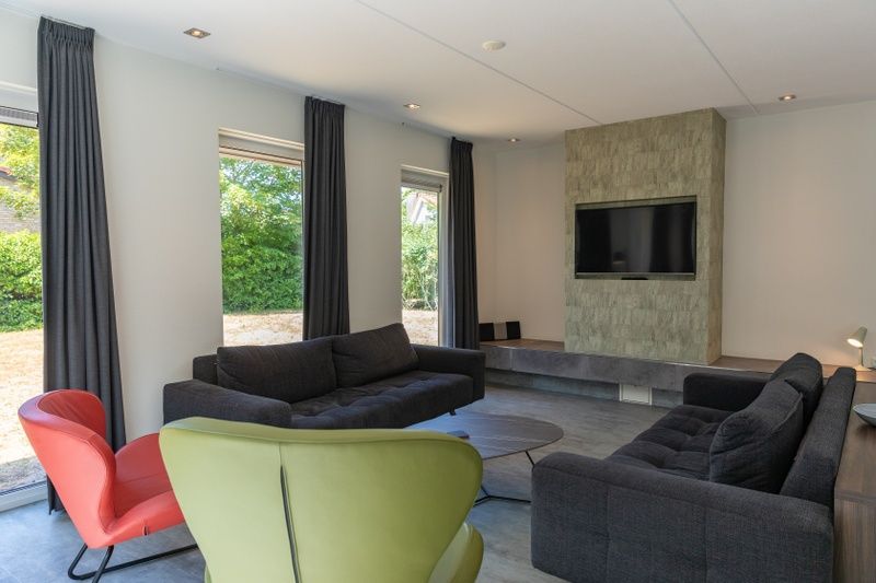 Gezellige woonkamer met zitgedeelte in vakantiehuis Bungalowpark 't Hoogelandt - De Zandkes, Texel.