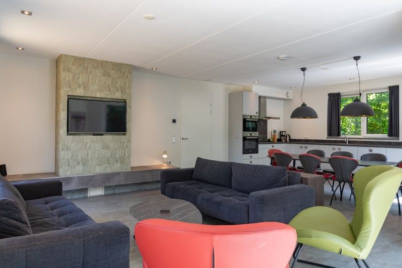 Open woonkamer met keuken in Bungalowpark 't Hoogelandt - De Zandkes, vakantiehuis in De Dennen, Texel.