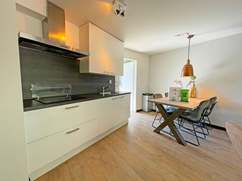 Moderne Kueche im Appartement Bos en Duin 09, De Dennen, Texel mit Essecke und stilvoller Einrichtung.