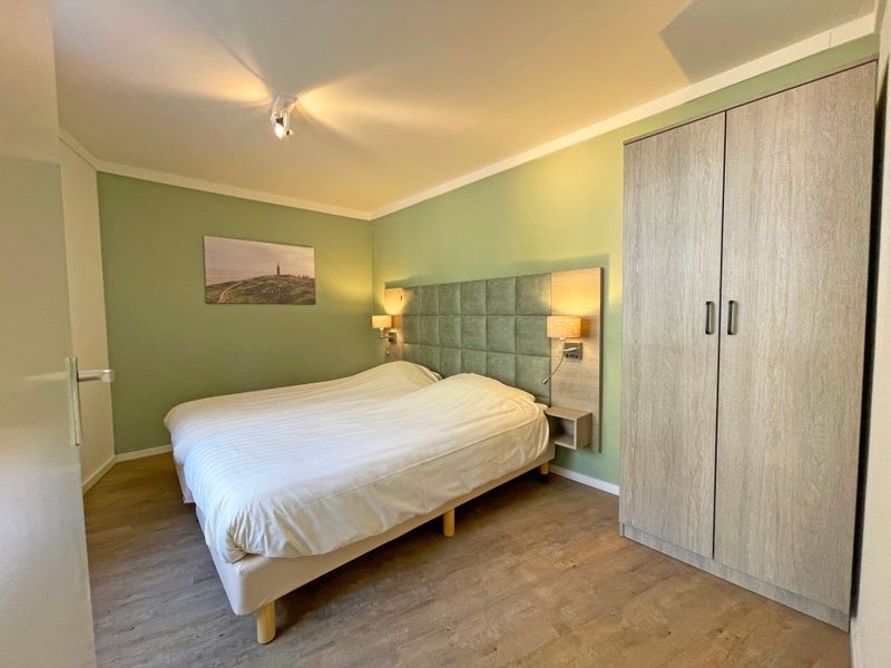 Gemuetliches Schlafzimmer im Apartment Bos en Duin 09, De Dennen, Texel mit Doppelbett und beruhigenden Farben.