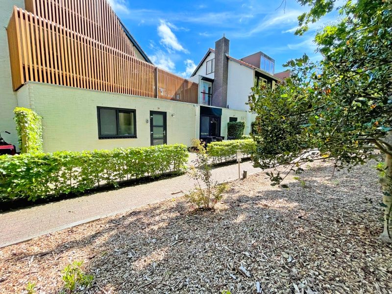 Vorderseite des Appartements Bos en Duin 09, De Dennen, Texel mit architektonischen Details und der umgebenden Natur.