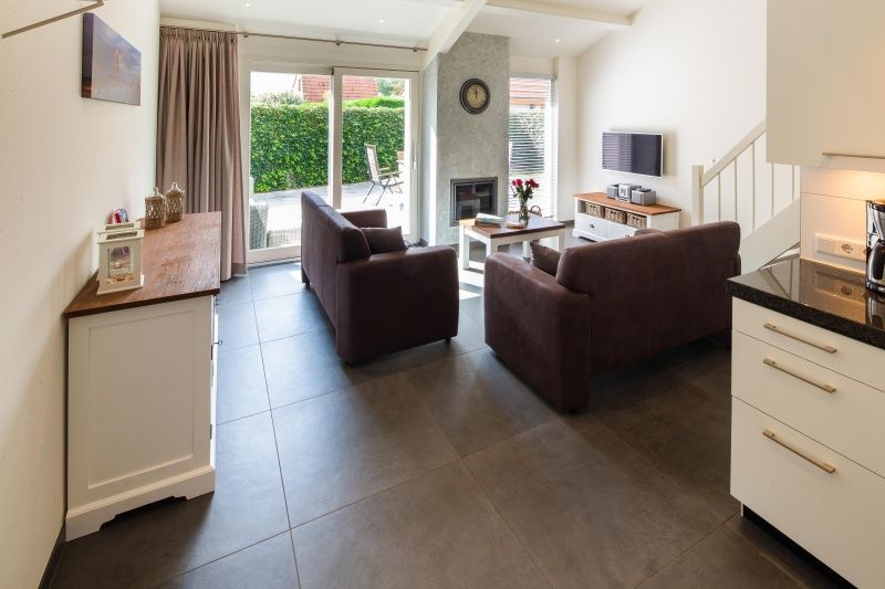 Gezellige woonkamer in vakantiehuis Gortersmient 224, Bungalowpark Gortersmient, De Dennen, Texel. Ideaal voor ontspanning op de Waddeneilanden.