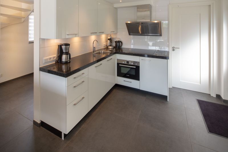 Volledig uitgeruste keuken in vakantiehuis Gortersmient 224, Bungalowpark Gortersmient, De Dennen, Texel. Kookplezier op de Waddeneilanden.