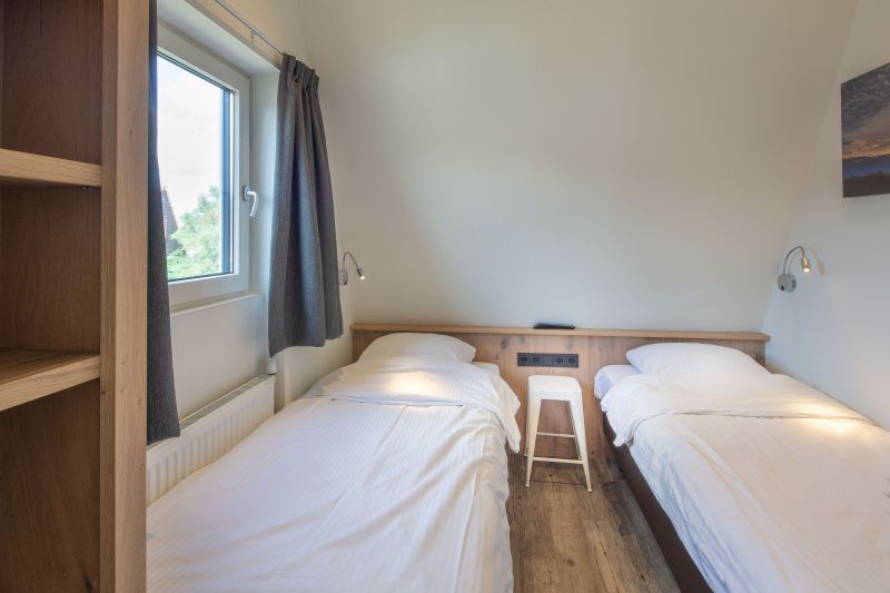 Slaapkamer met twee eenpersoonsbedden in vakantiehuis Gortersmient 224, Bungalowpark Gortersmient, De Dennen, Texel.
