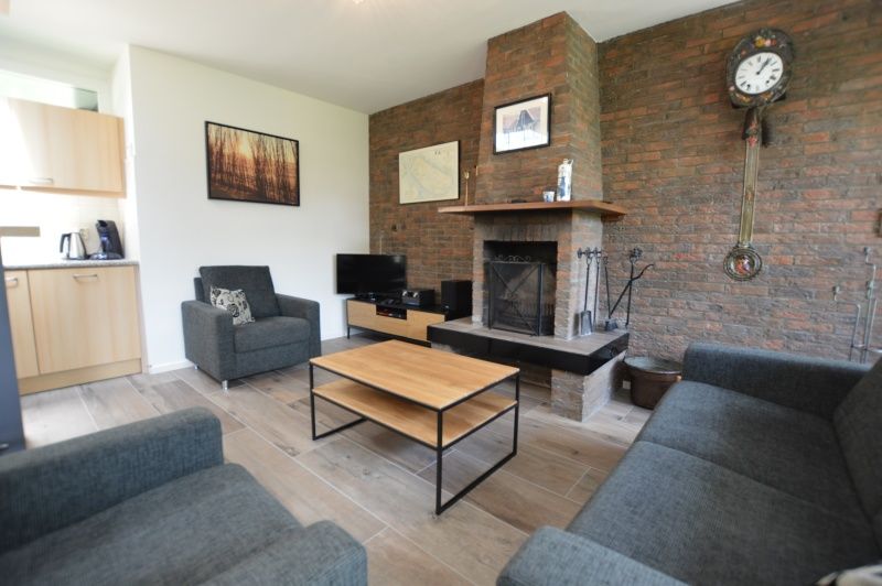 Sfeervolle zithoek met open haard in Tempelierweg 17 vakantiehuis, De Dennen, Texel.